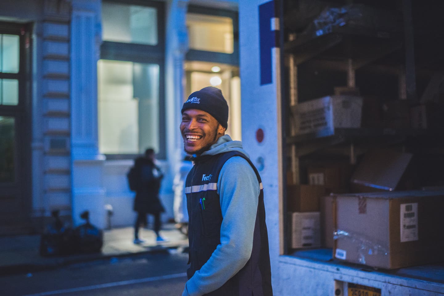 Hombre sonriendo con tus paquetes